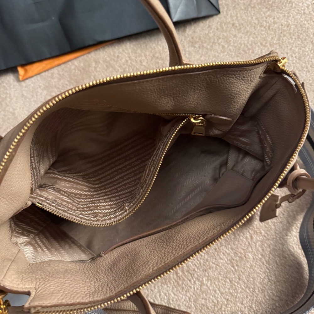 Prada bag - Picture 6 of 7